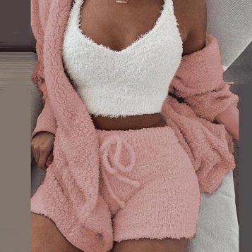 Stijlvol dames loungewear pak, zacht gebreid en zeer comfortabel voor thuis.