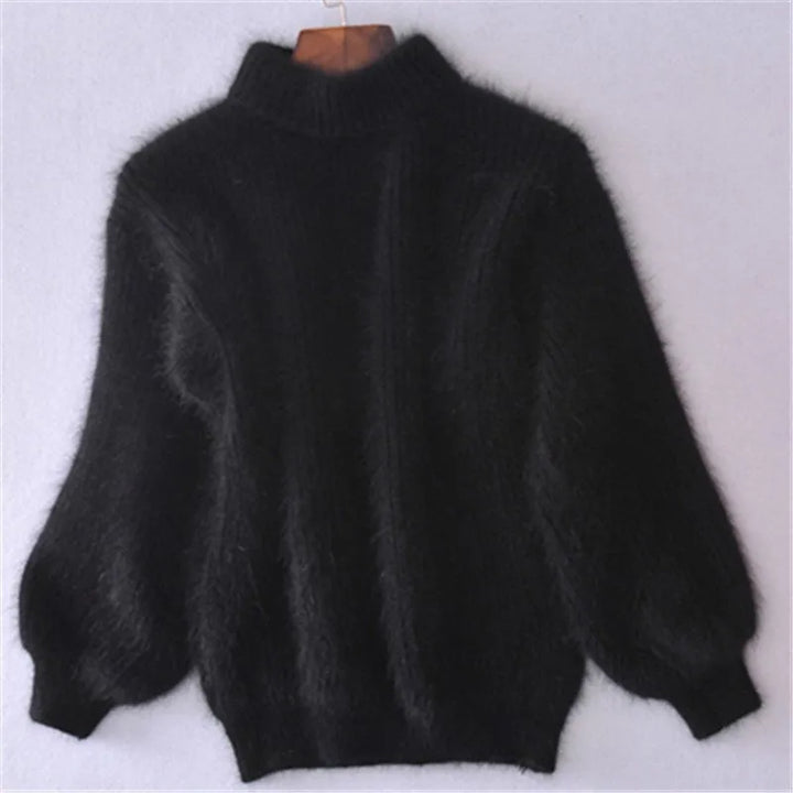 Klassieke ronde hals damestrui Livia, effen gebreid van angora voor ultiem comfort en stijl.