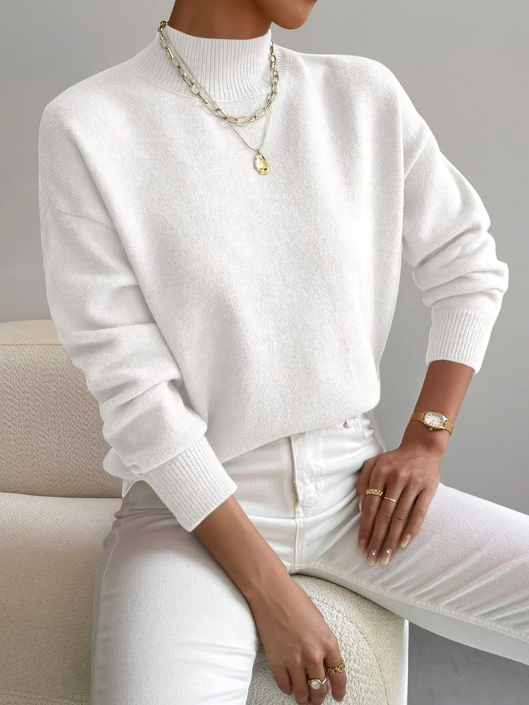 Elegante dames trui met colkraag en lange mouwen, perfect voor een stijlvolle en warme winterlook.