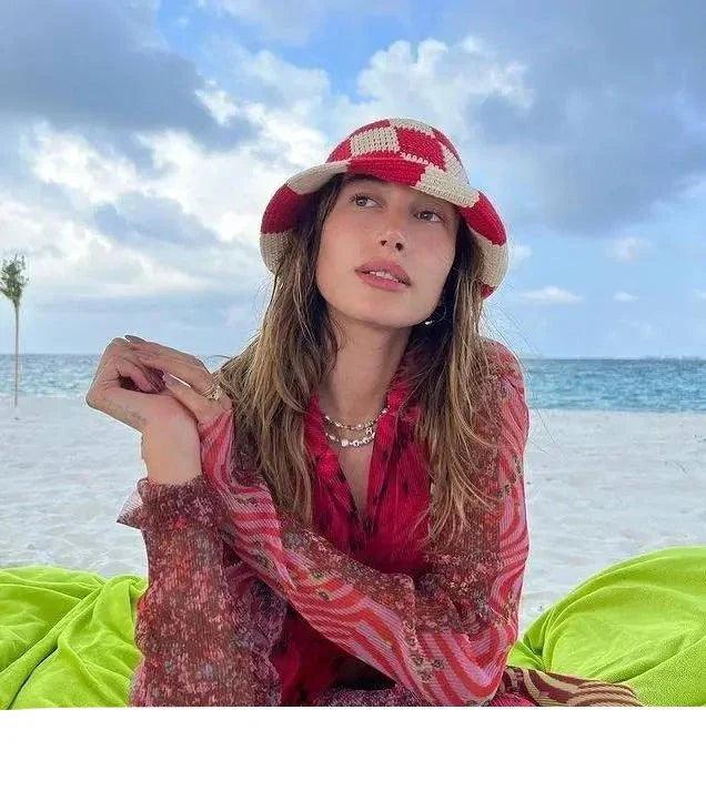 Stijlvolle dames bucket hat Faye, handgehaakt met trendy ruitpatroon. Perfecte zomerhoed en modeaccessoire.