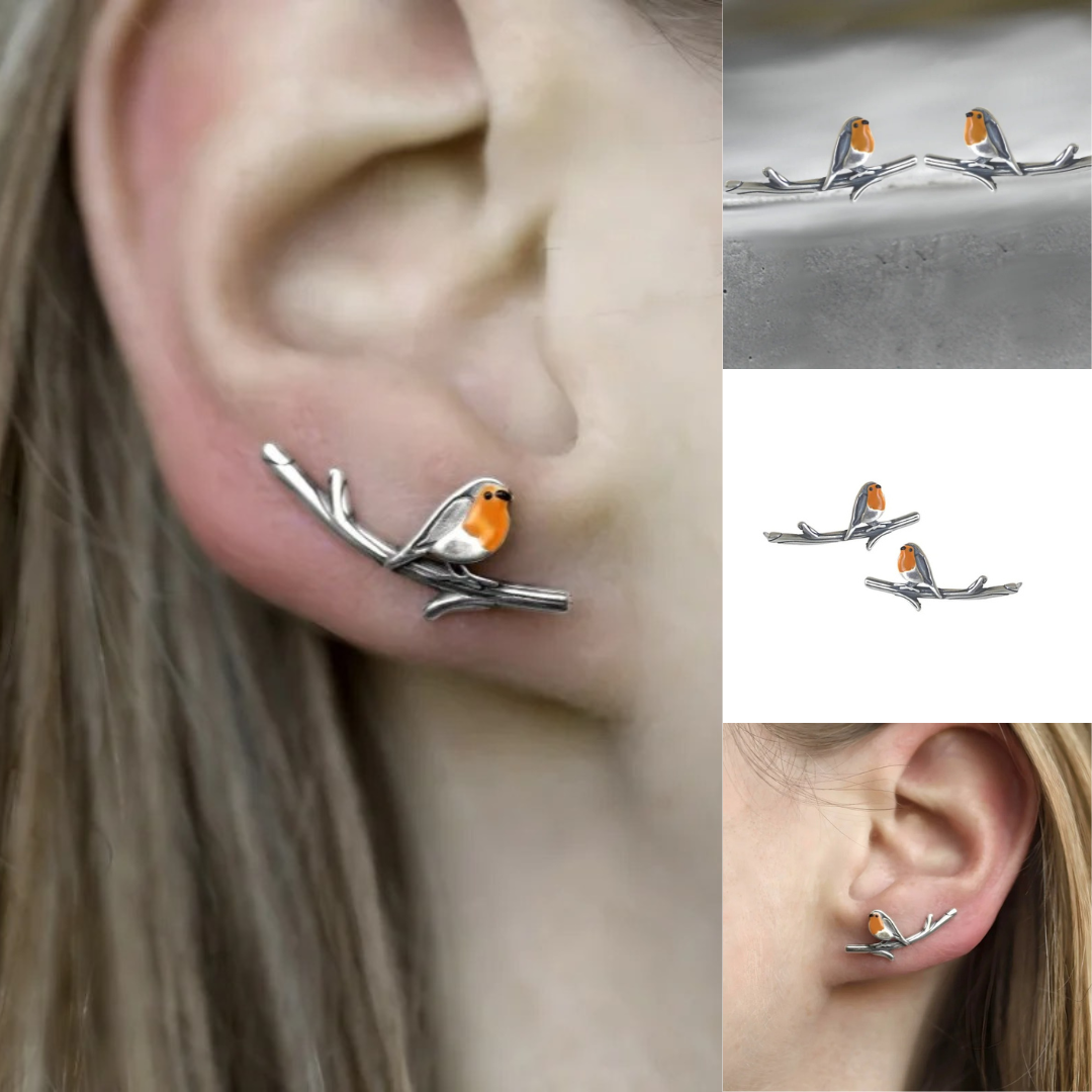 Dames model draagt geluksvogel sieradenset, ketting en oorbellen met roodborstje, symbool van hoop en geluk.