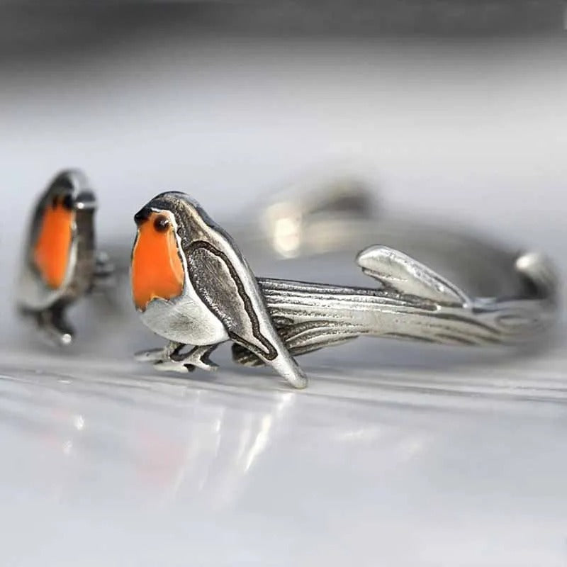 Vrouwelijke geluksvogel sieradenset, ketting en oorbellen, het roodborstje brengt geluk en hoop. Elegant design.