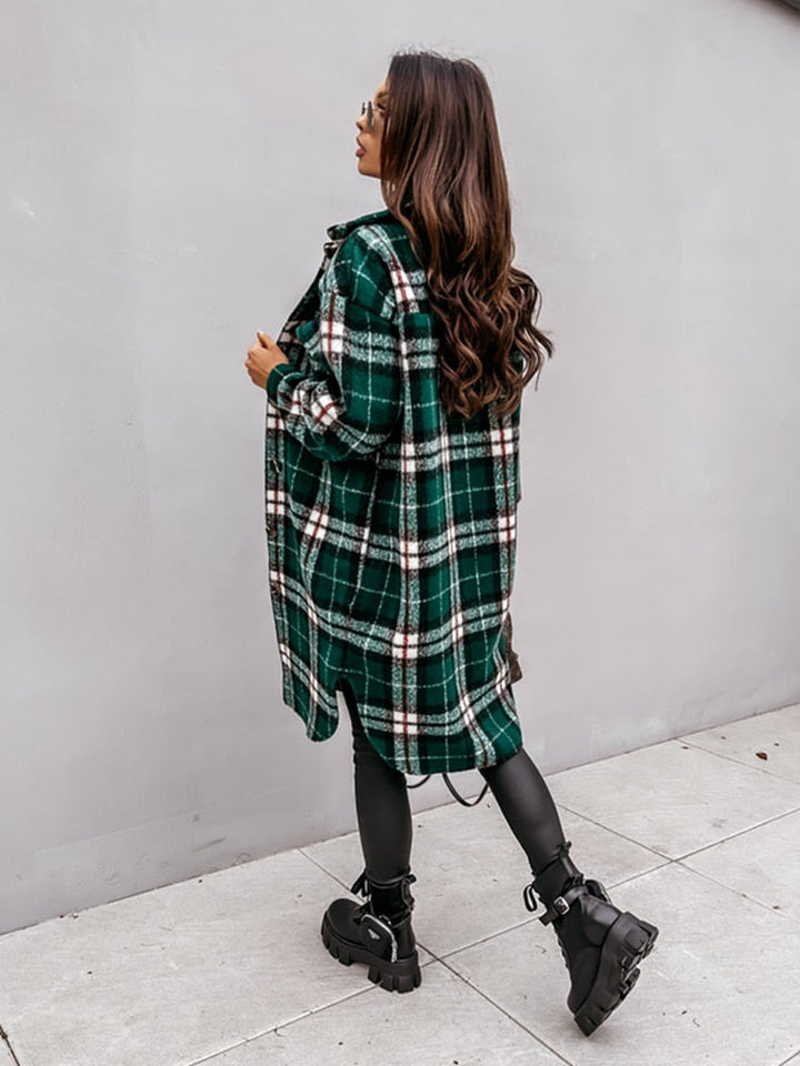 Zijaanzicht van de oversized MirresJacket dames geruite jas, comfortabele en modieuze keuze.