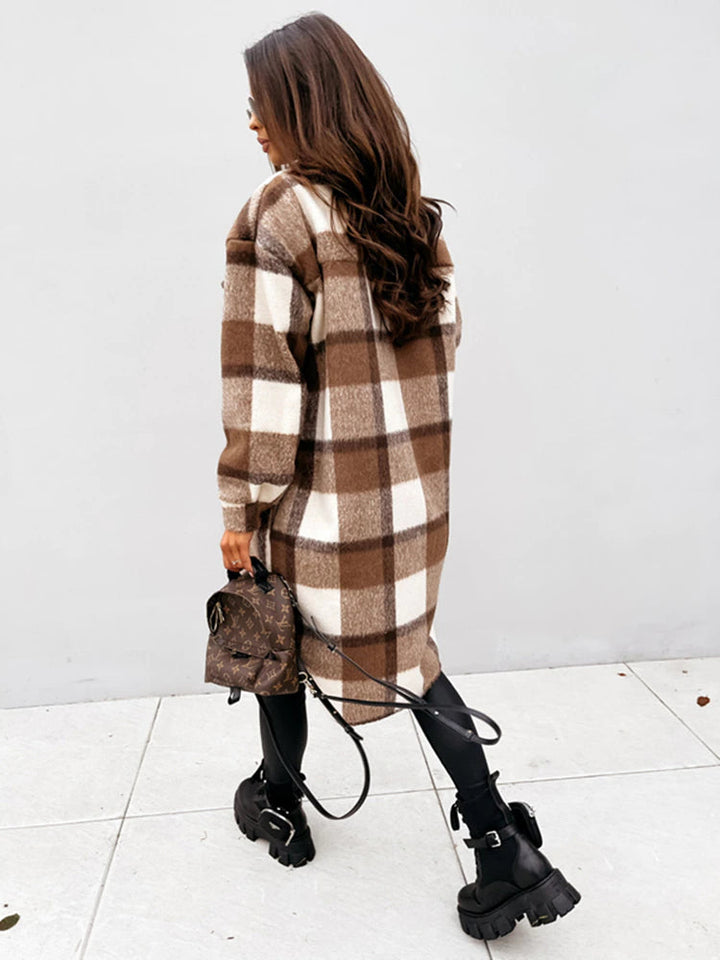 Model draagt trendy oversized dames geruite jas, perfecte bovenkleding voor een casual look.