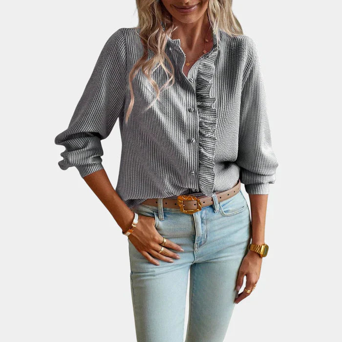 Elegante gestreepte damesblouse met ruches en knoopsluiting, perfect voor casual of chique zomerlooks.