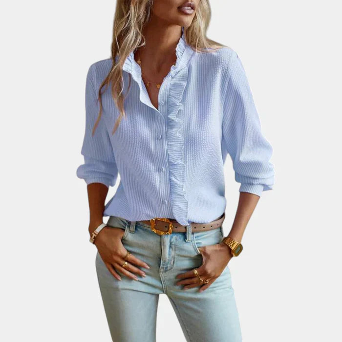 Gestreepte damesblouse met elegante ruches en knopen, een must-have voor de lente- en zomergarderobe.