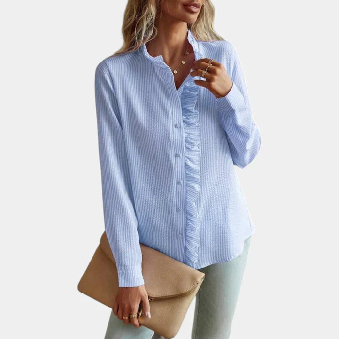 Detail van casual gestreepte damesblouse met verfijnde ruches langs de kraag en knoopsluiting.
