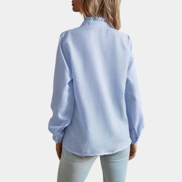 Trendy gestreepte blouse met elegante ruches voor dames, met knoopsluiting; een zomerse vrouwenmode-essential.