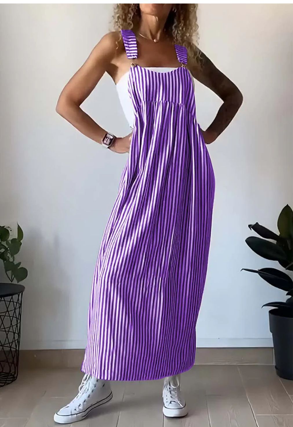 Modieuze gestreepte casual jumpsuit voor dames, ideaal voor een relaxte en stijlvolle zomeroutfit.
