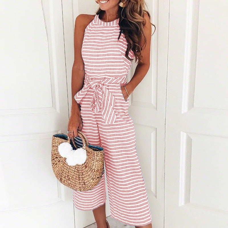 Modieuze gestreepte dames jumpsuit met halternek en wijde pijpen. Trendy vrouwenmode voor zomerse dagen.