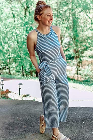 Casual chic gestreepte dames jumpsuit met halternek. Comfortabele wijde pijpen, ideaal voor zomercollectie.