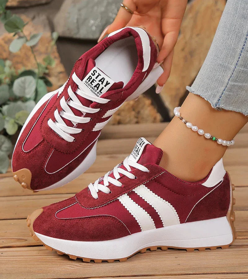 Trendy dames sportschoenen: gestreepte platform sneakers met zachte voering en goede pasvorm.