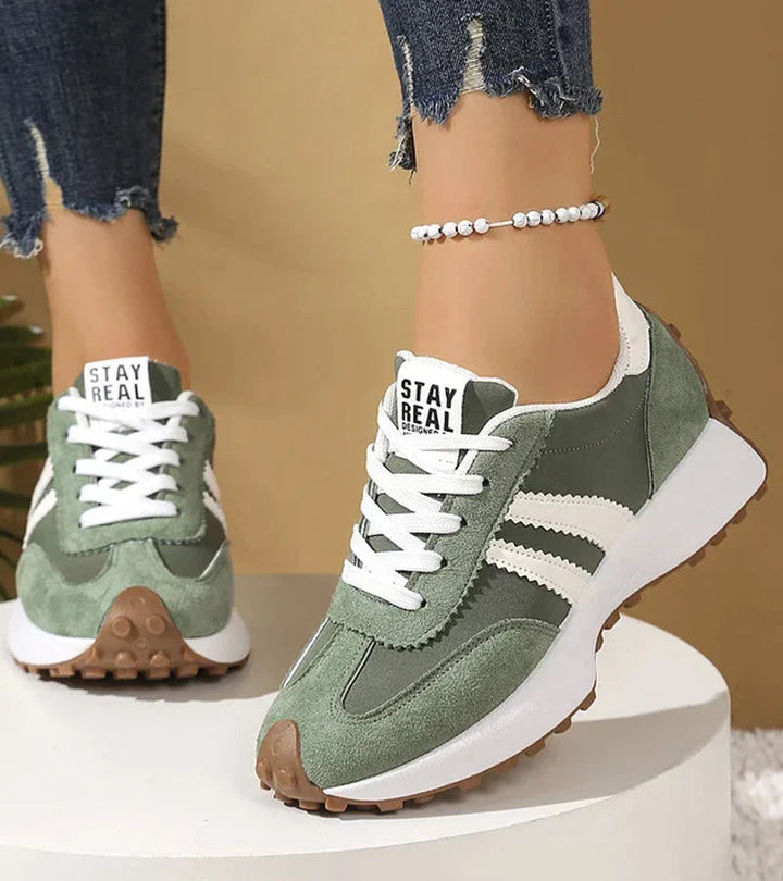 Sportieve dames gestreepte sneakers met stevige vetersluiting en hoge platformzool voor extra stijl.