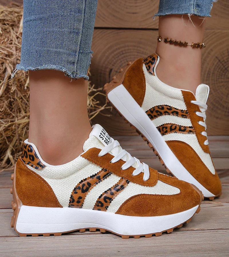 Dikke platformzool van comfortabele dames sneakers, met gestreepte details voor een modieuze look.
