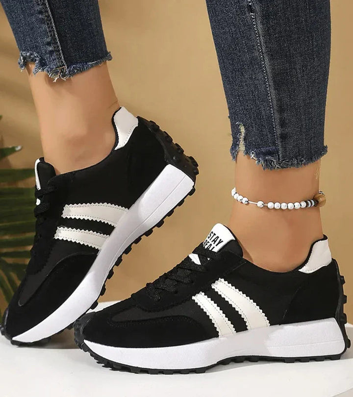 Comfortabele gestreepte platform sneakers voor dames, met vetersluiting en trendy uitstraling.
