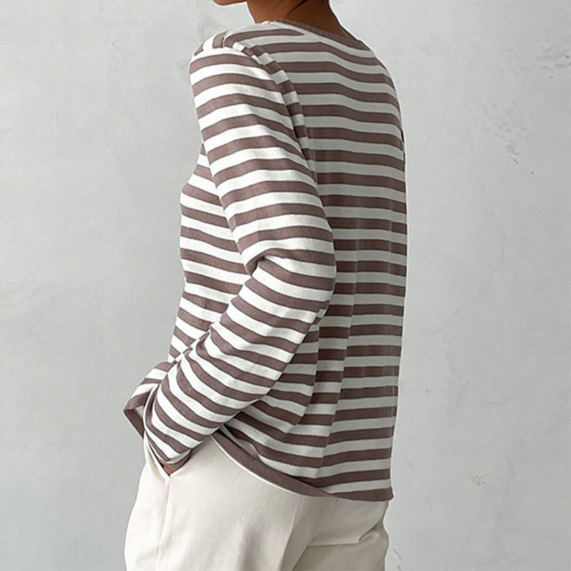 Dames gestreepte sweatshirt gestyled voor een casual dagelijkse outfit, comfort en mode gecombineerd.