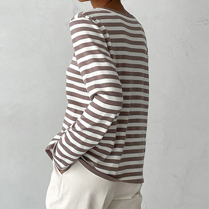 Dames gestreepte sweatshirt gestyled voor een casual dagelijkse outfit, comfort en mode gecombineerd.