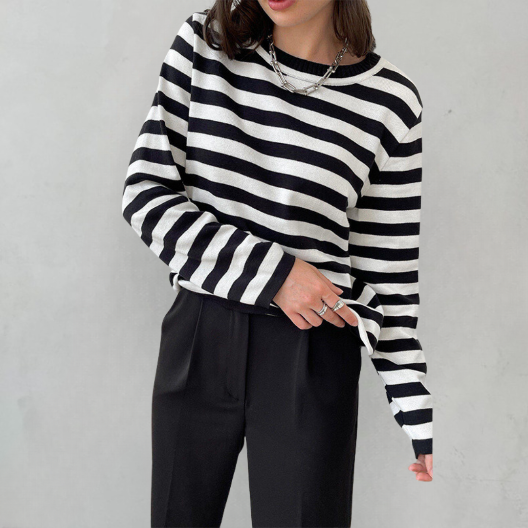 Close-up van de zachte stof en gestreepte patroon van de Hoymans dames comfort sweatshirt.
