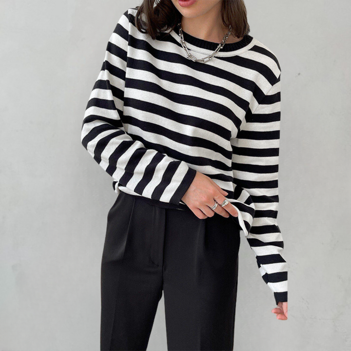 Close-up van de zachte stof en gestreepte patroon van de Hoymans dames comfort sweatshirt.