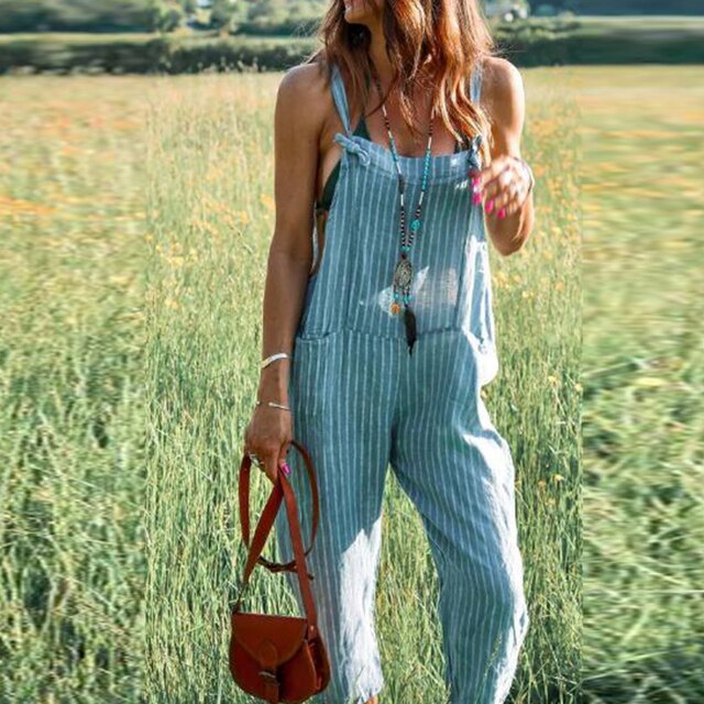 Stijlvolle gestreepte dames jumpsuit Mireya met taps toelopende pijpen en verstelbare bandjes. Eendelig zomerpak.