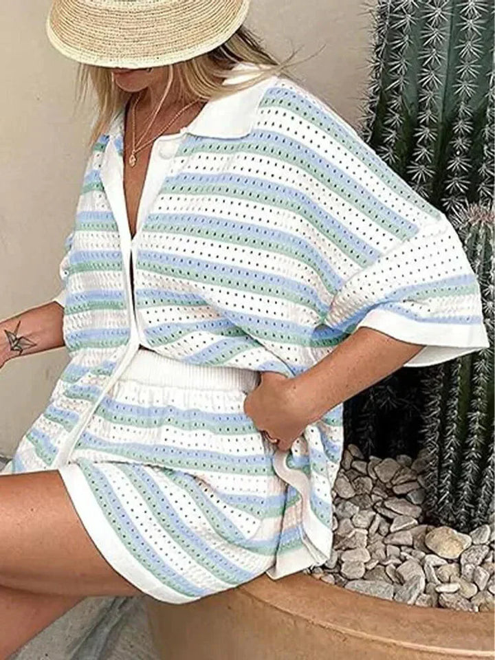 Elegante gestreepte zomerset voor dames in blauw en oranje, bestaande uit een trendy top en luchtige shorts.