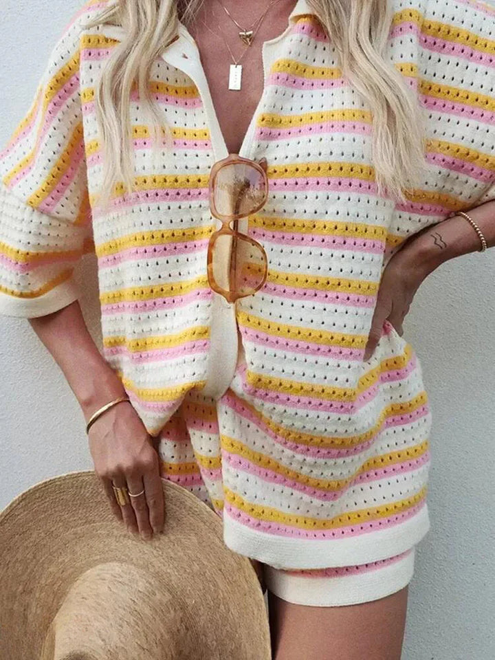 Vrouwenmode gestreepte zomerset met een modieuze top en praktische shorts, geschikt voor elke zomerse gelegenheid.