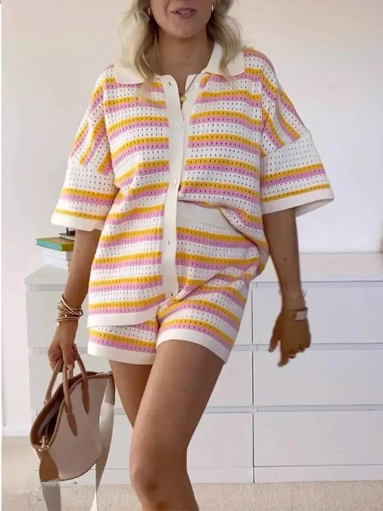 Tweedelige dameskleding: gestreepte top en bijpassende shorts in blauw/oranje voor een complete zomerse look.