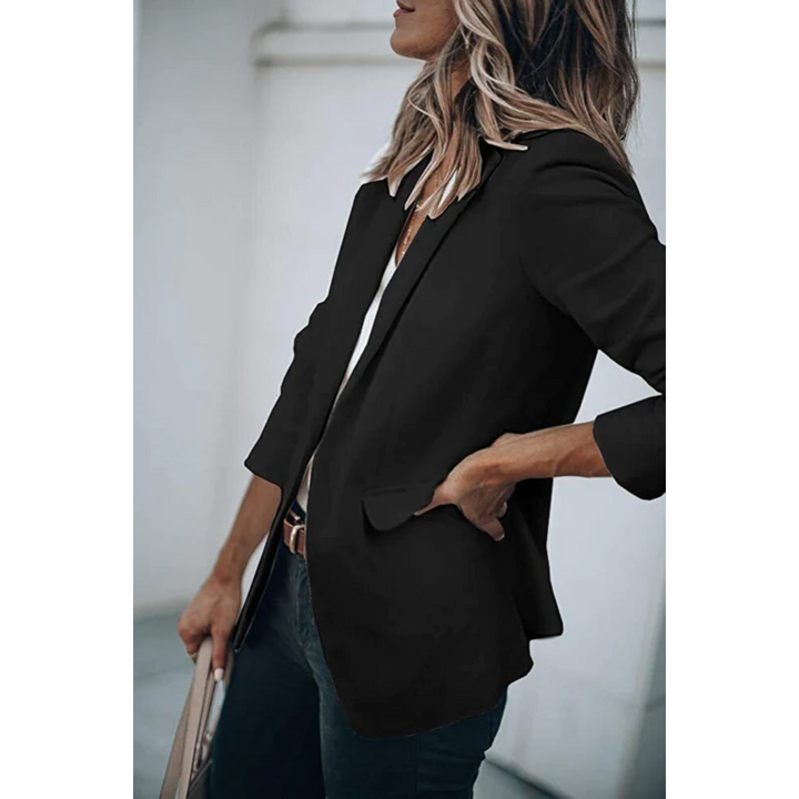 Vrouwelijke getailleerde blazer, benadrukt de taille, voor een stijlvolle kantooroutfit.