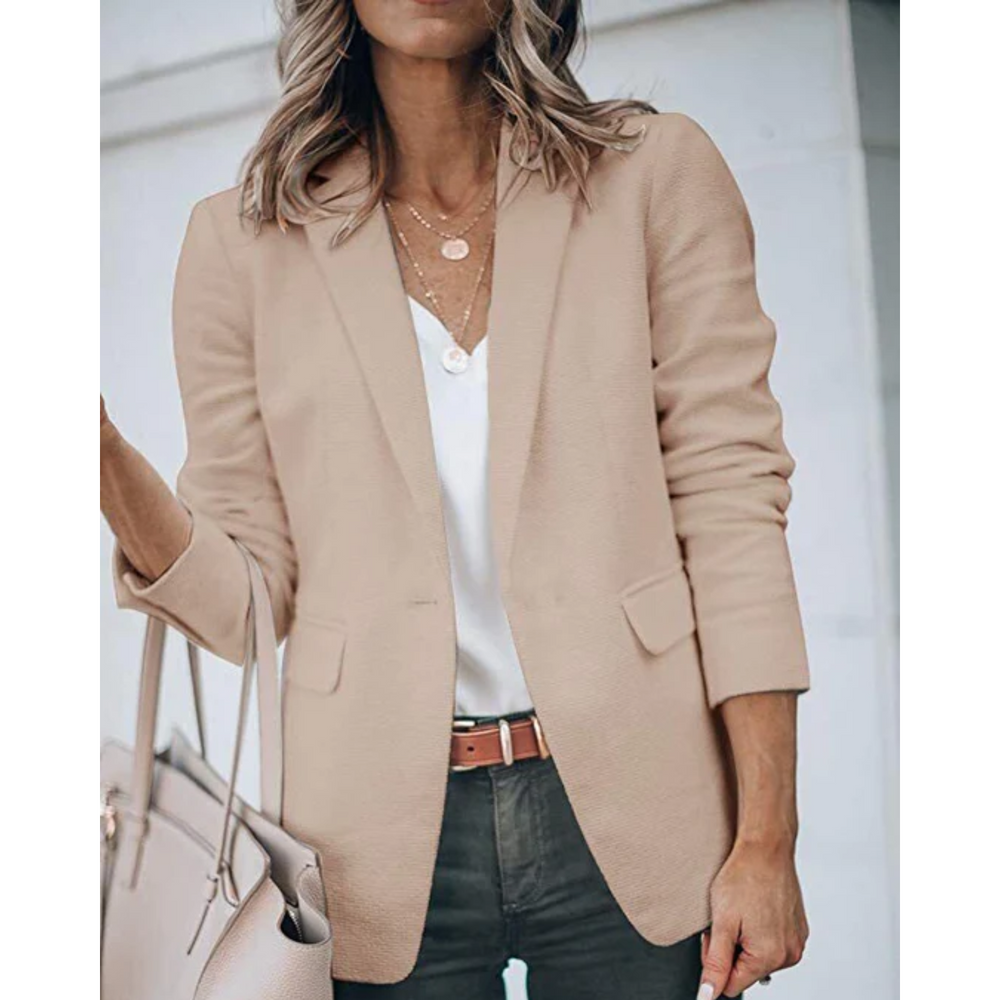 Stijlvolle damesblazer met vrouwelijke pasvorm, ideaal voor kantooroutfits en mode.