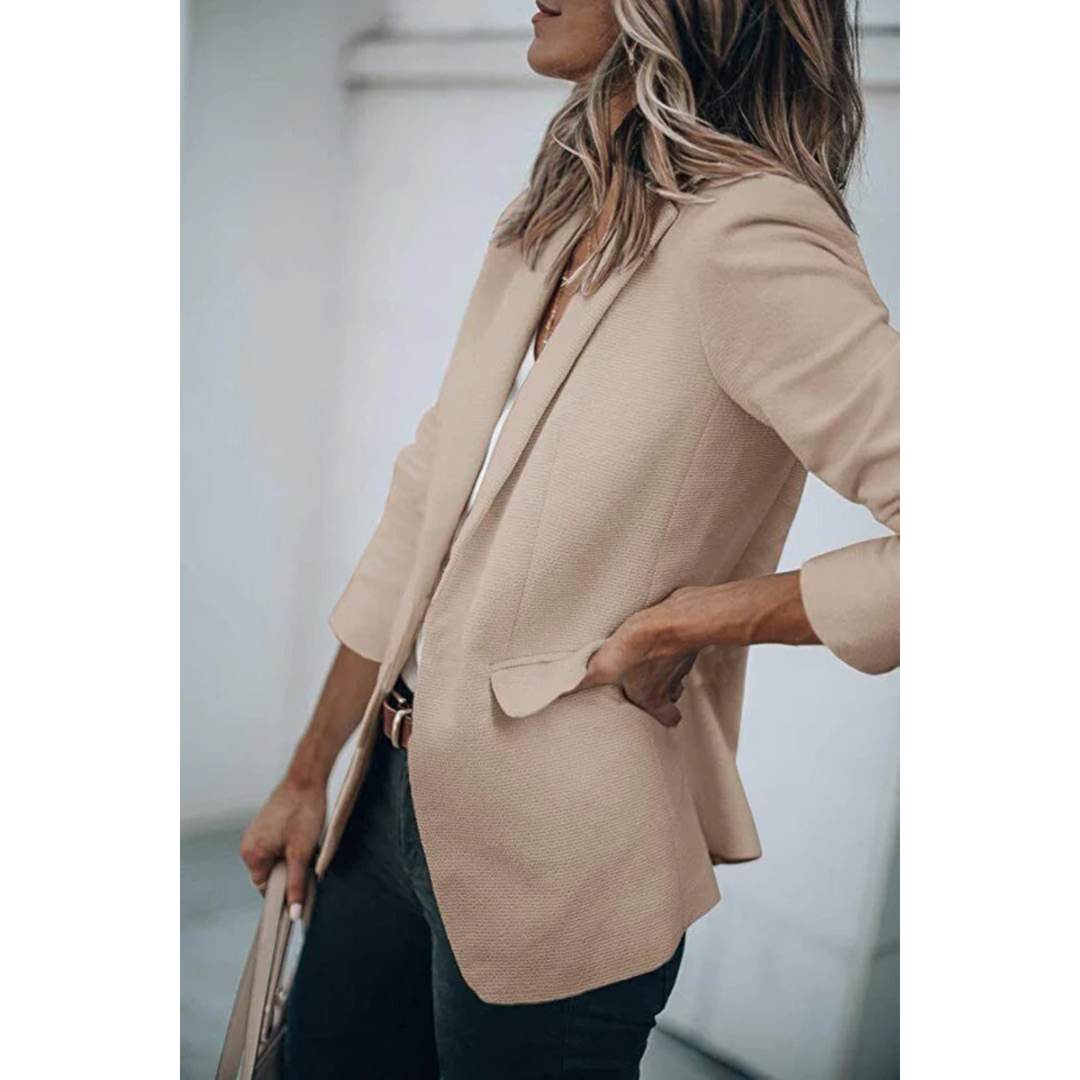 Moderne damesblazer, getailleerd en comfortabel, essentieel voor je garderobe.