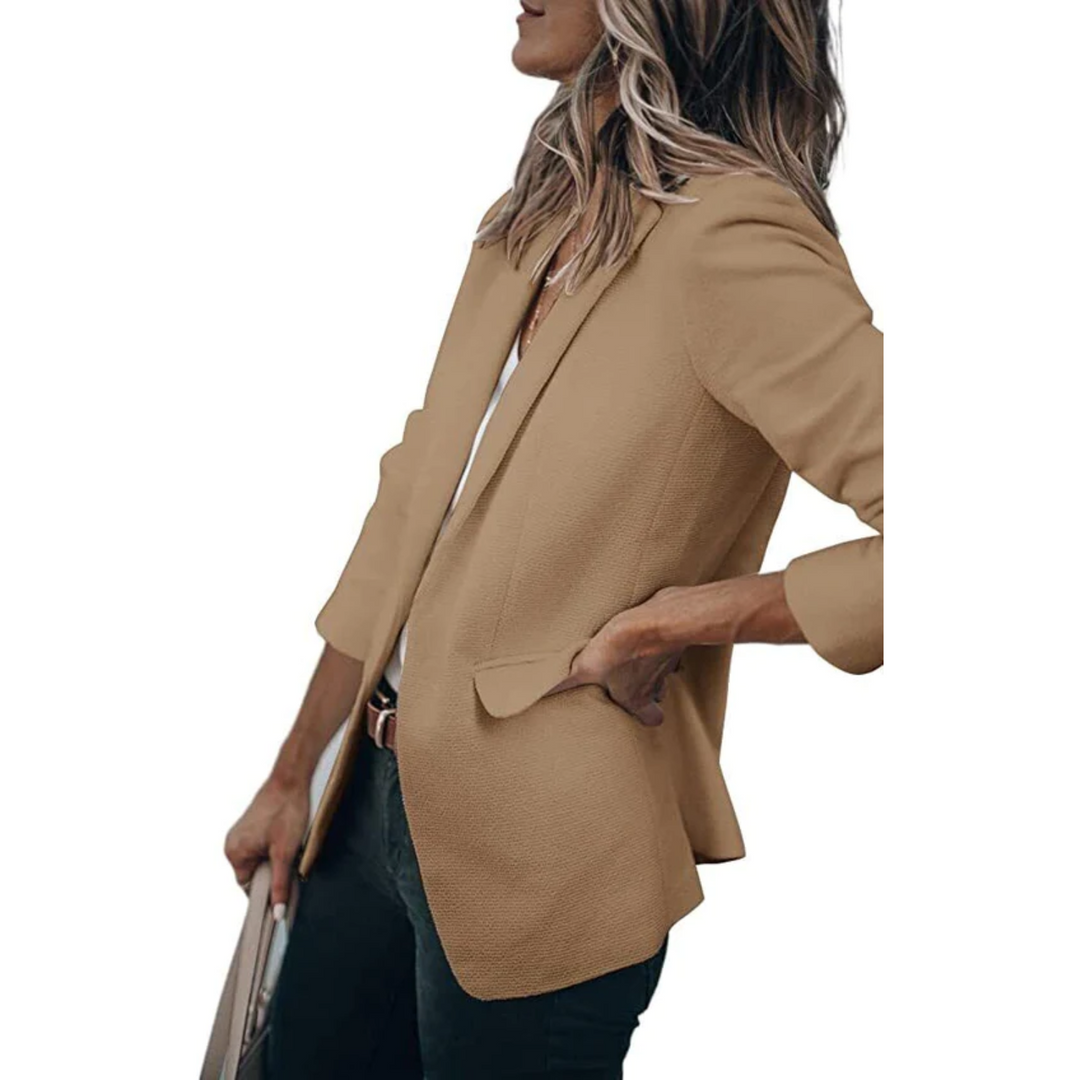 Vrouwelijke blazer, getailleerd en stijlvol, combineerbaar voor elke gelegenheid.