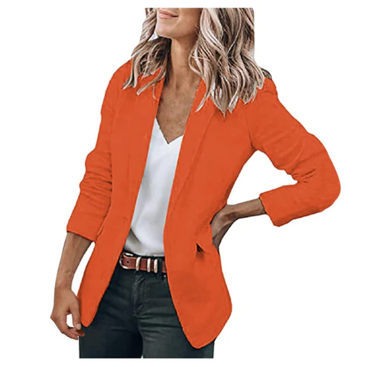 Casual chic damesblazer, getailleerd voor een flatterend silhouet, veelzijdig te dragen.