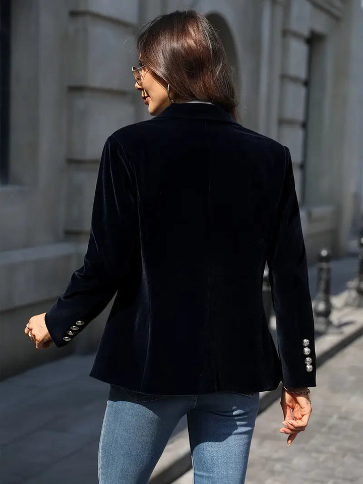 Chic getailleerd damesjasje, benadrukt taille, professionele en modieuze look.