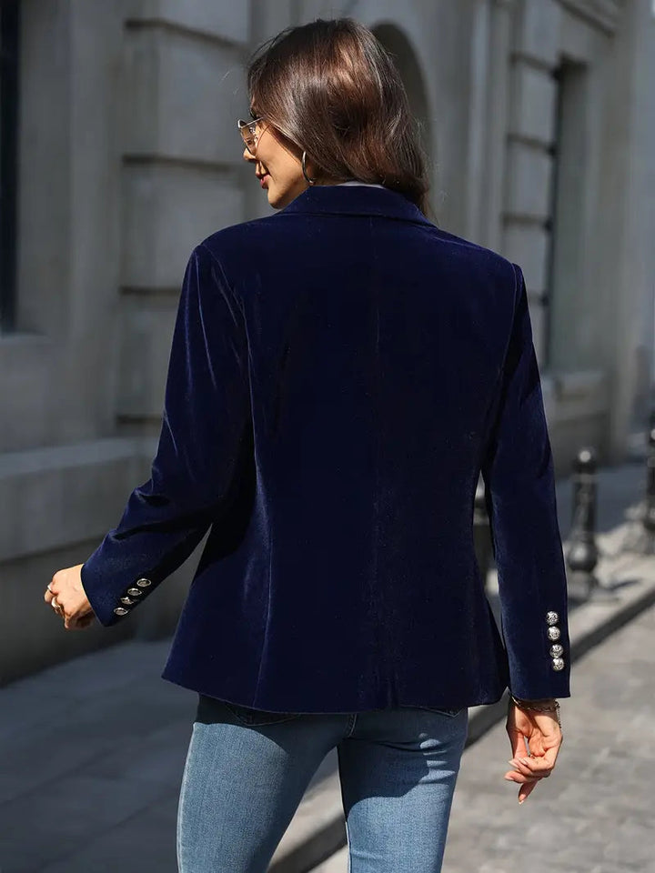 Zwarte damesblazer, getailleerd en chic, essentieel voor kantoorkleding.