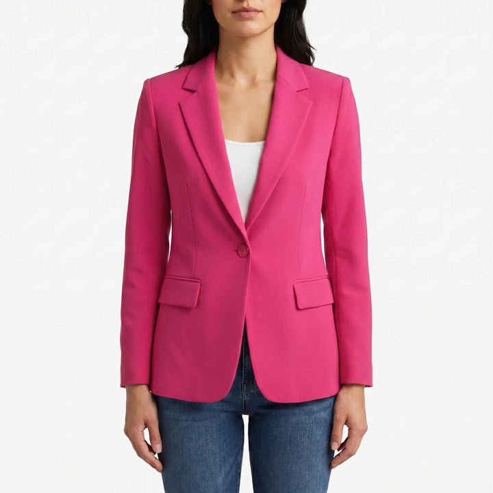 Dameskleding: een modieuze getailleerde blazer met enkele knoop, voegt elegantie toe aan elke vrouwenoutfit.