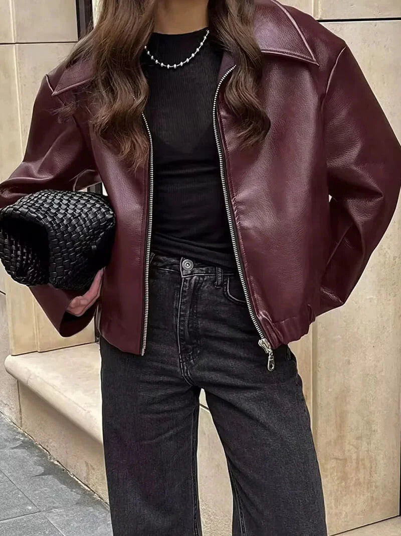 Dames getailleerde bourgondië imitatieleer jas, perfect als stijlvolle tussenjas voor lente/herfst mode.