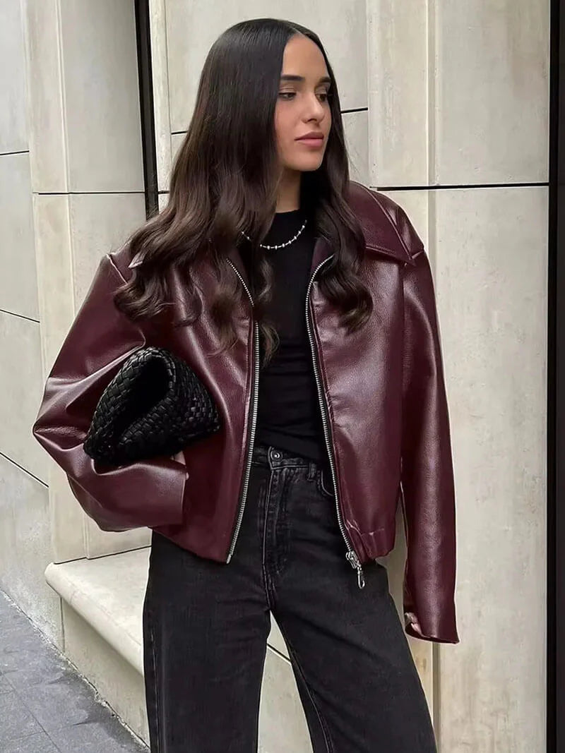 Edgy bourgondië imitatieleer dames jas, getailleerd model voor een trendy look. Ideaal voor herfstmode.