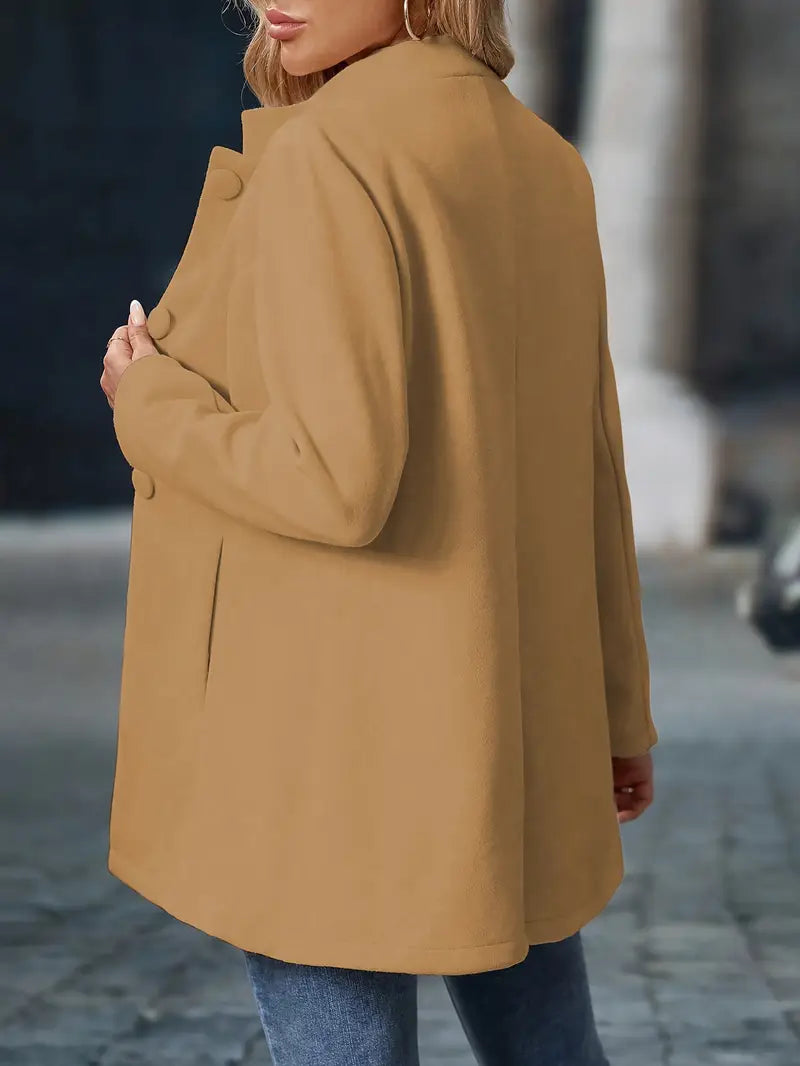 Getailleerde camel damesjas, halflang met A-lijn pasvorm voor elegante wintermode.