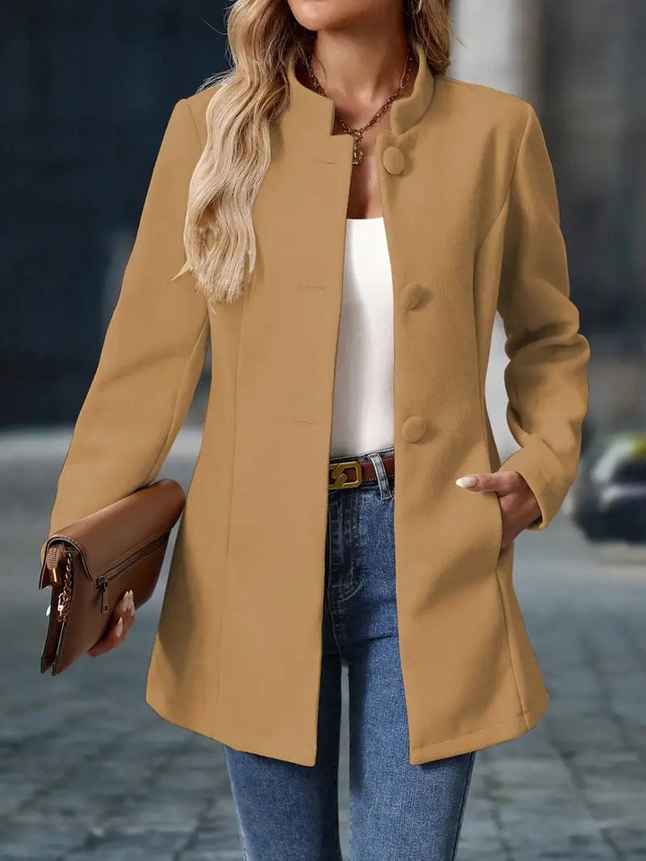 Elegante zwarte winterjas dames, getailleerd model met uitlopende rok. Halflange uitvoering.