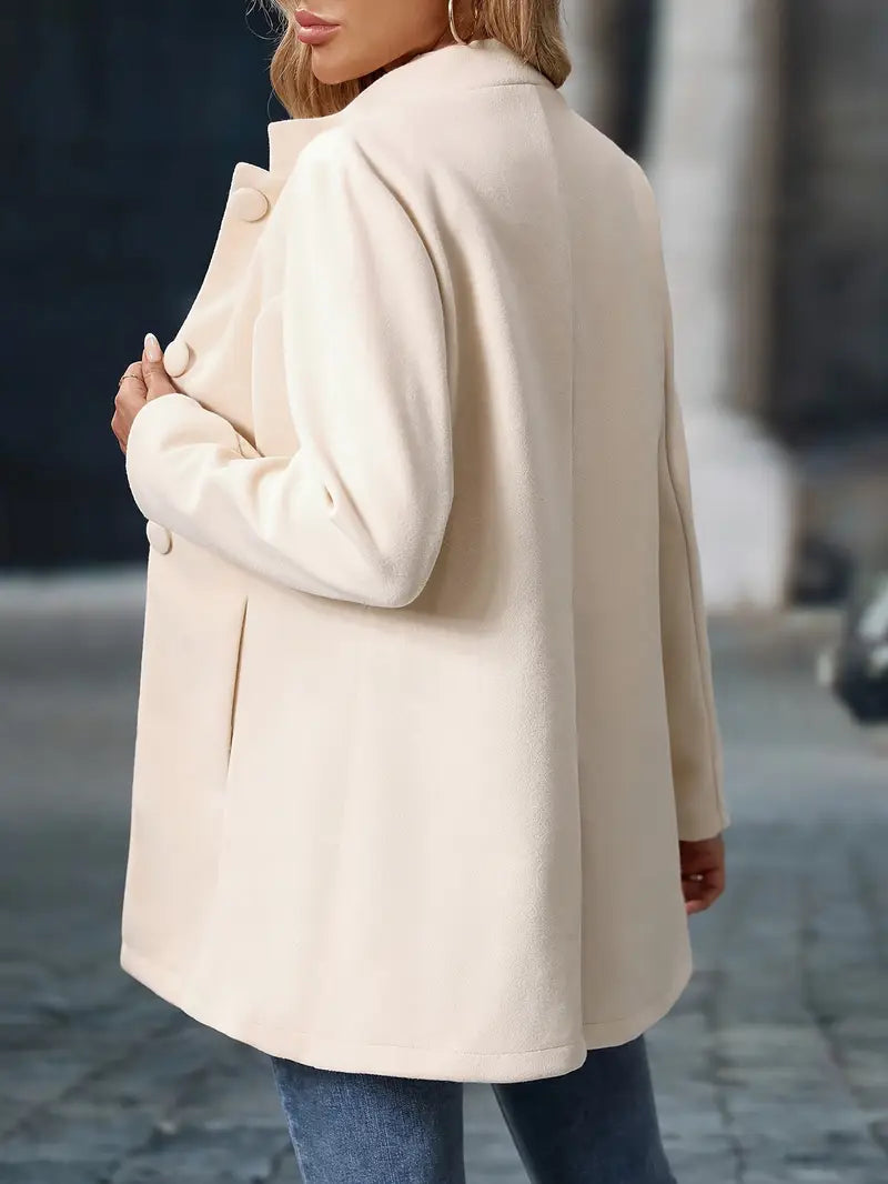 Camel damesjas, halflang, met elegante getailleerde A-lijn silhouet. Stijlvolle winterjas.