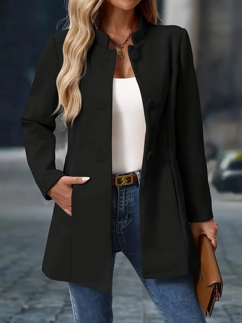 Modieuze zwarte damesjas, getailleerd, met uitlopende rok voor elegante wintermode.