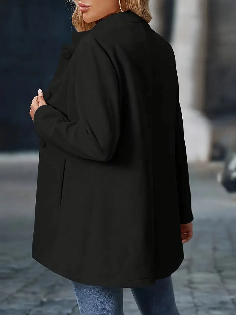 Dames elegante jas, crème, getailleerd met uitlopende rok. Halflang voor stijlvolle winterlooks.