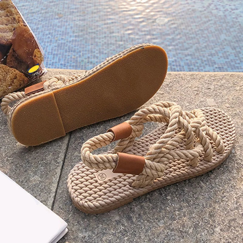 Stijlvolle Serina dames gladiatorsandalen met gevlochten bandjes. Perfecte comfortabele strandschoenen voor de zomer.