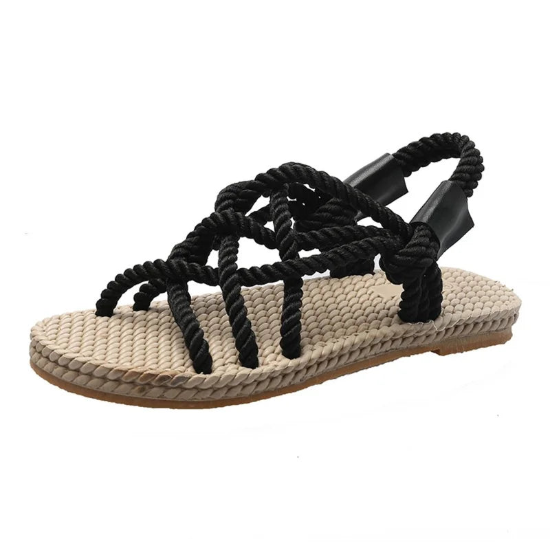 Moderne dames zomerschoenen: gevlochten gladiatorsandalen. Stijlvol, comfortabel en verstelbaar voor warme dagen.