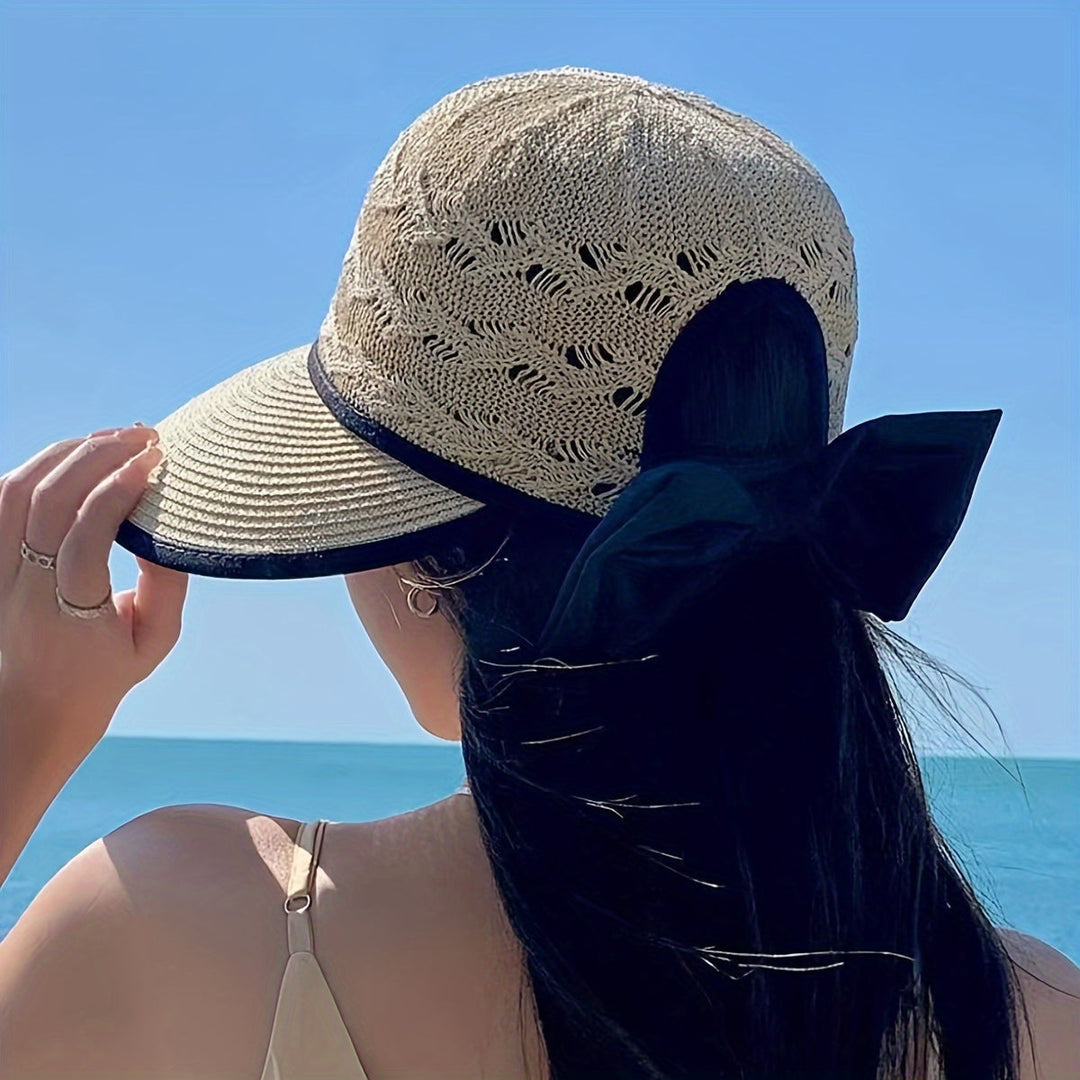 Elegante gevlochten dameshoed met strikdetail; perfect accessoire voor zomerse dagen.