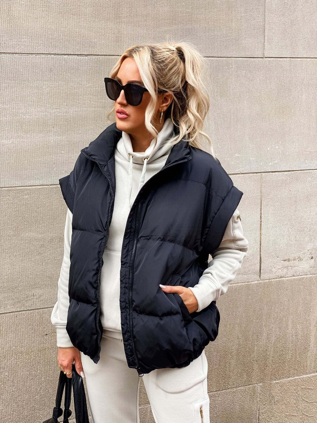 Trendy dames mouwloos puffer vest, ideaal voor casual outfits en wintermode.