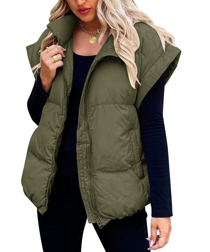 Modern dames mouwloos vest, een veelzijdige gewatteerde puffer voor trendy winterlooks.