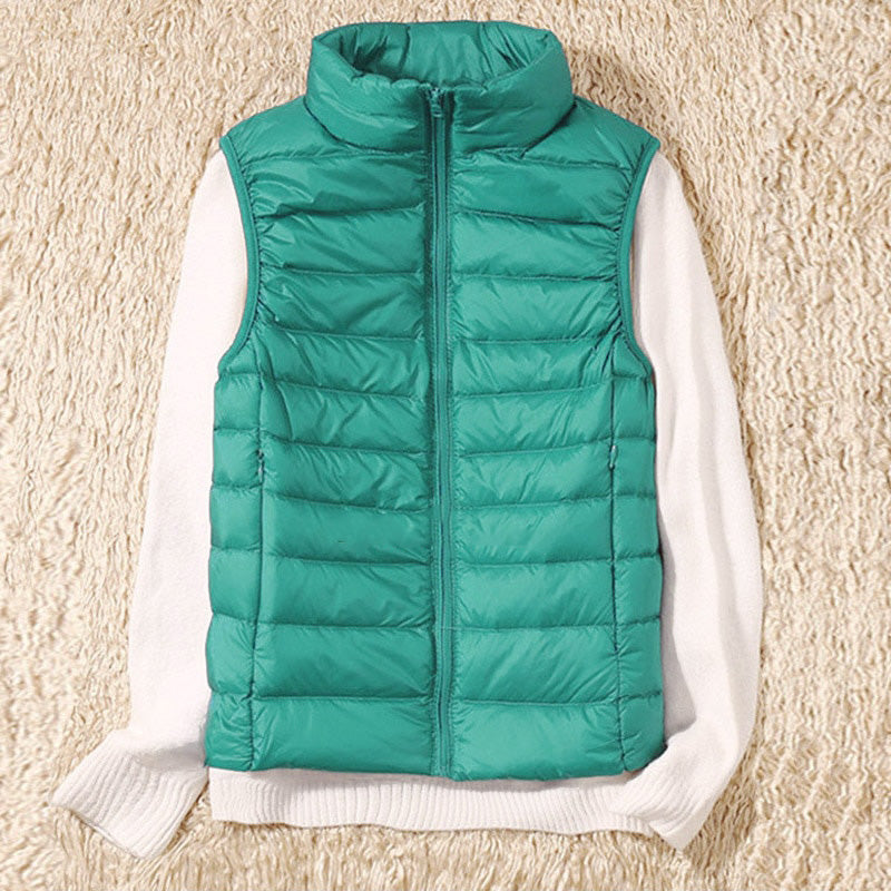 Lichtgewicht dames vest Juliette, mouwloos en gewatteerd, met ritszakken voor comfort en veelzijdigheid.