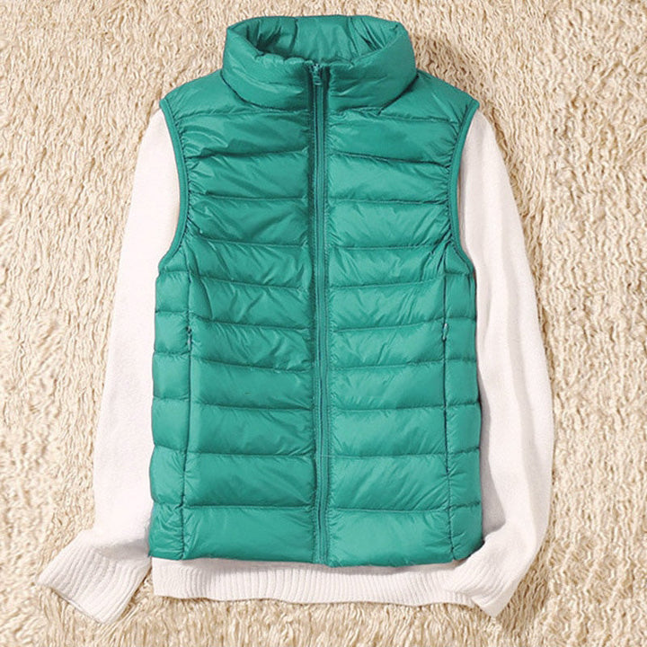 Lichtgewicht dames vest Juliette, mouwloos en gewatteerd, met ritszakken voor comfort en veelzijdigheid.