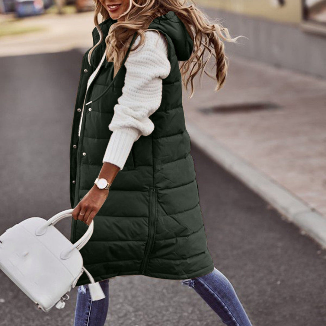 Stijlvolle dames bodywarmer gewatteerd met capuchon, een warm alternatief voor een winterjas.